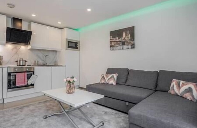 Lovely 2-Bedroom Condo With Balcony and Park View