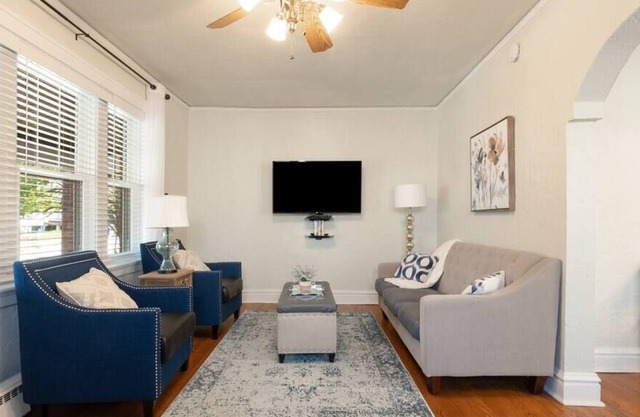 Lovely 2 Bedroom | Dogtown | Full Kitchen