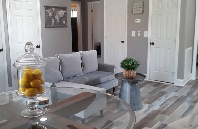 Lovely 2 BEDROOM Historic loft close to Gatlinburg, Seiverville & Pigeon Forge