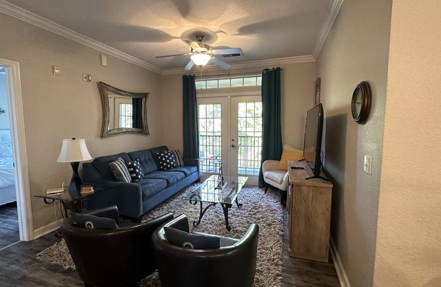 Lovely 2-bedroom king size bed condo W/pool