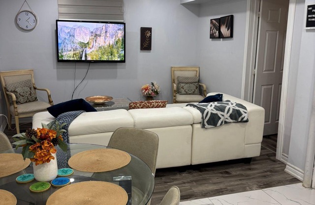 Lovely 2-Bedroom Rental Unit in Streetsville.