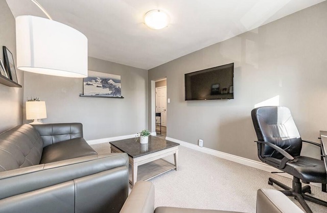 Lovely 2-Bedroom Suite with King Bed and Fast Wifi