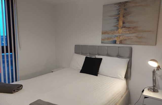 Lovely 2 bedroom serviced apartment in Sheffield -panoramic view, FREE WiFi