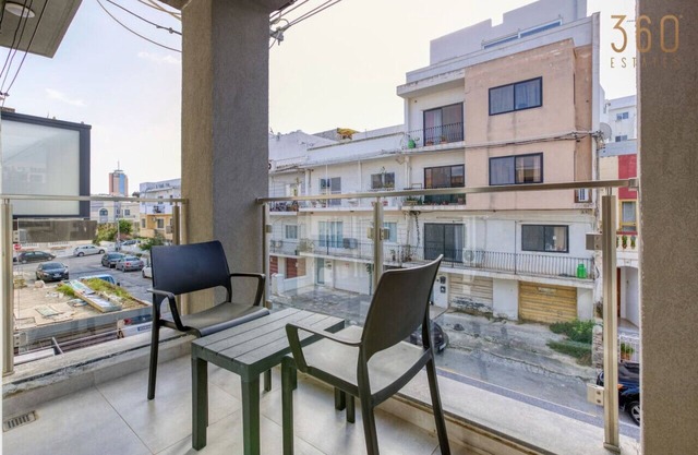 lovely 2BR Apt w/pool access & balcony in Swieqi