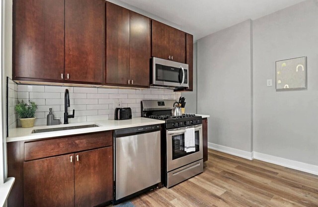Lovely 2BR Rogers Park Home with Equipped Kitchen