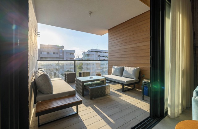 Lovely 3-bedroom apartment in Ra'anana with WiFi and AC