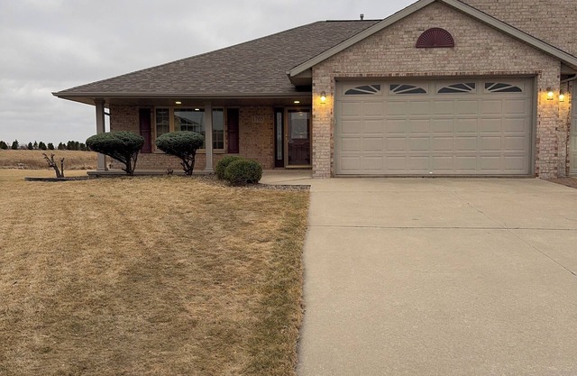 Lovely 3-bedroom condo with AC in De Pere, WI. 10 min drive from Lambeau field