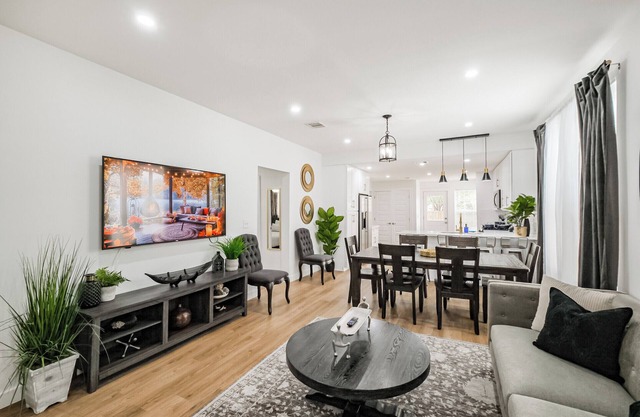 Lovely 3 bedroom home near Downtown & Heights, Pet Friendly