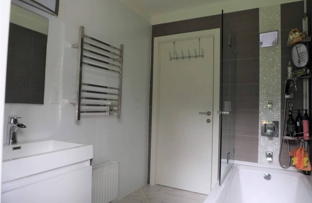 Lovely 3-bedroom house with Wooden Fireplace, Pool and Private Backyard.