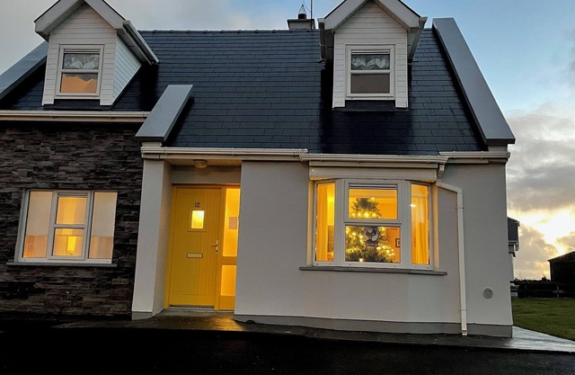 Lovely 3-bedroom house with WiFi. Close to Cliffs of Moher and and Lahinch Golf.