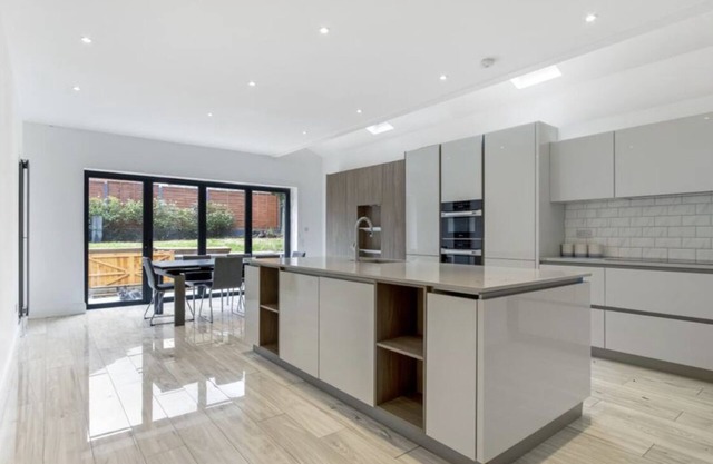 Lovely 3 bedroom newly refurbished property with a garden and parking