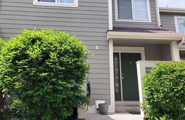 Lovely 3 bedroom townhome getaway in quiet neighborhood for work or fun!