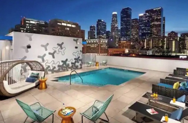 Lovely 3BR Apt w/Balcony & Rooftop Pool + Views