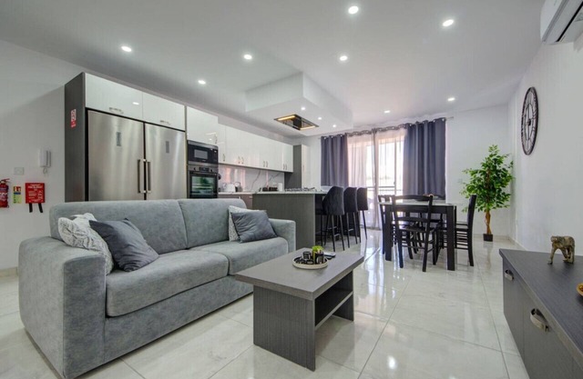 Lovely 3BR home with Private Terrace in Swieqi