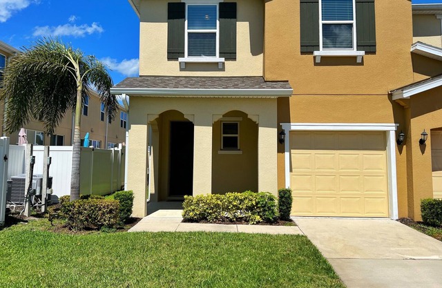 Lovely 4 Bed/3.5 bath townhome 13 min from Disney!