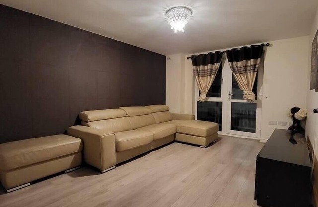 Lovely 4 bedroom home with private parking