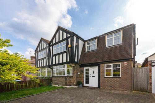 Lovely 5 Bed House in Barnet , home away from home