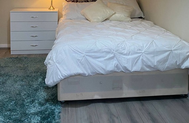Lovely 5 Bedroom home with free parking and Wi-Fi