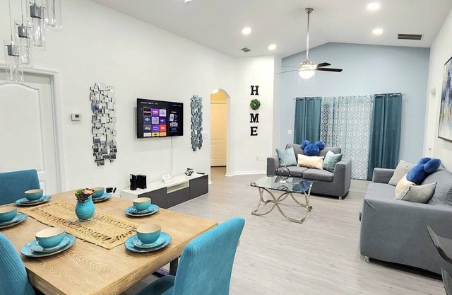 Lovely 5-bedroom house with pool/spa minutes from Disney.