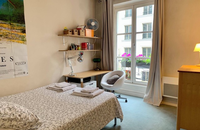 LOVELY 55 SQM RUE MONTMARTRE HEART OF PARIS
