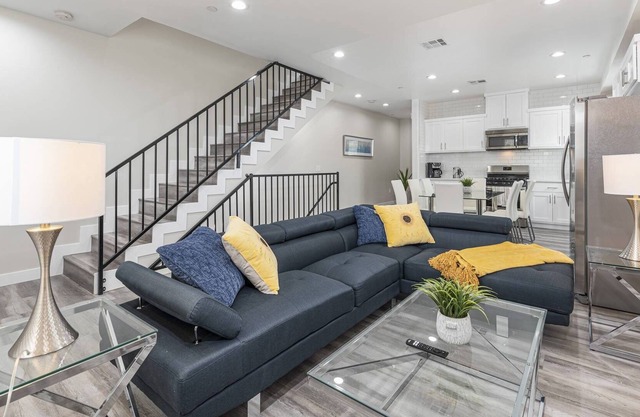 Lovely 5BR + 5BA Family Home near DTLA/USC