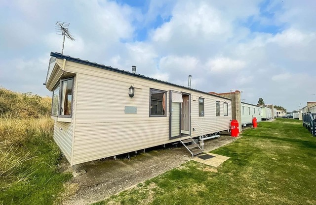 Lovely 6 berth caravan at Naze Marine Holiday Park in Essex ref 17275C