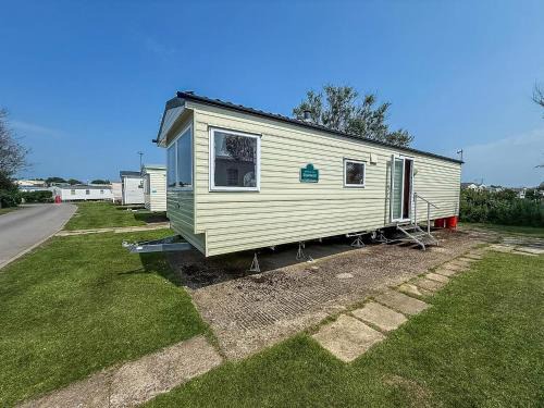 Lovely 6 Berth Caravan At Skipsea Sands Park In Yorkshire Ref 41053Sf