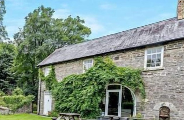 Lovely 7-Bed Apartment in Llandysul