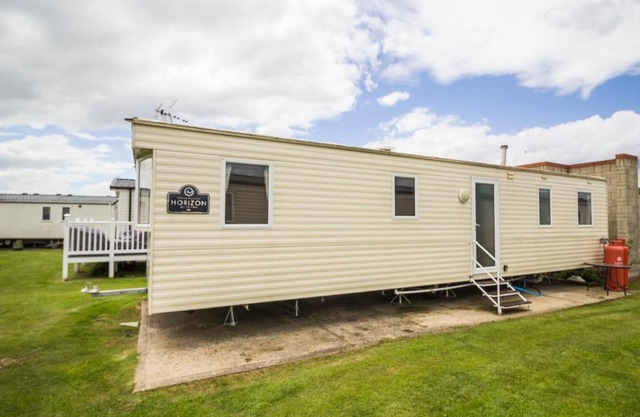 Lovely 8 berth caravan at Naze Marine in Essex ref 17337BR