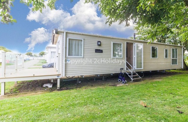 Lovely 8 berth caravan for hire on Skipsea Sands park in Yorkshire ref 41197WF
