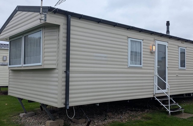 Lovely 8 berth caravan at Kessingland Beach, Suffolk ref 90025PW