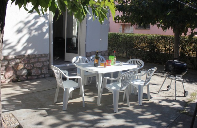 Lovely air-conditioned 2-bedroom apartment, 1 parking space, 3 min from beach/restaurants.
