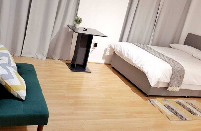 Lovely Airy & Spacious Studio 5 minutes from Wimbledon Tennis Courts