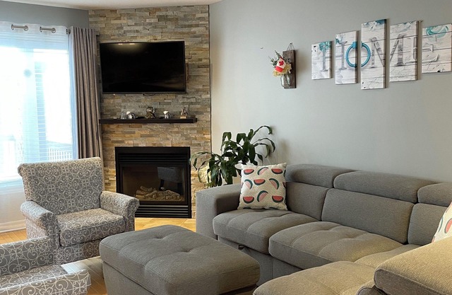 Lovely and cozy home | 3 Bdr | 8 persons | 2.5 baths | 2 free driveway parkings