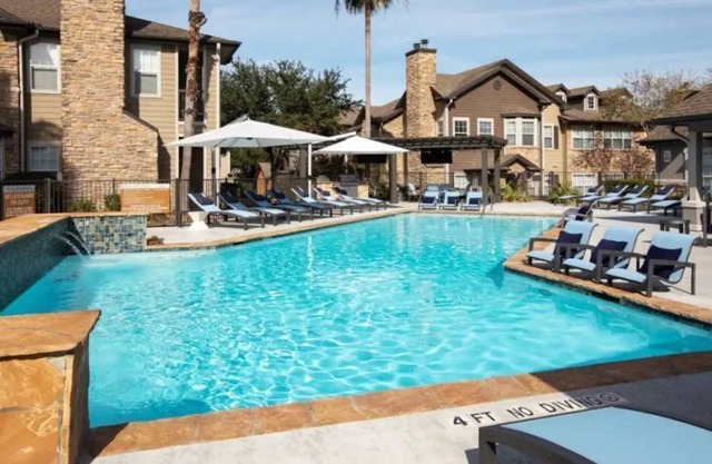 Lovely and Spacious 2 BD| Pool| Near Six Flags