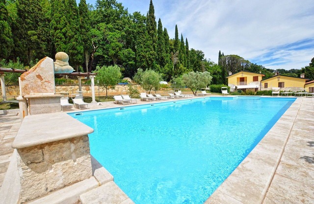 Lovely apartment for 6 people with pool and parking