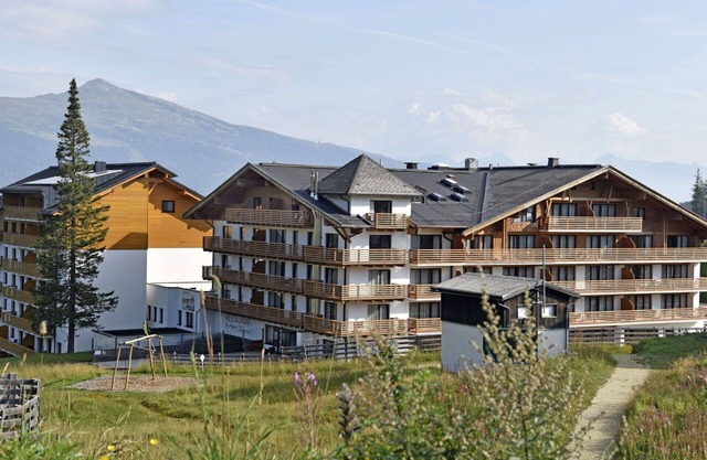 Lovely apartment for 6 people with WIFI, pool, TV, balcony, pets allowed, panoramic view and par.