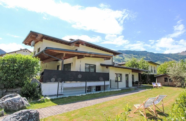 Lovely apartment for 4 guests with WIFI, TV, patio and parking