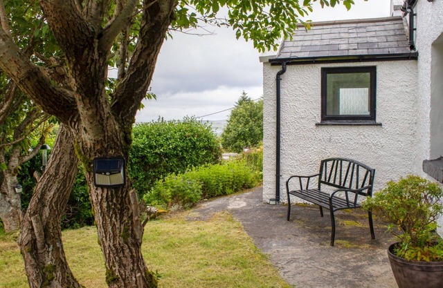 Lovely apartment for 2 guests with WIFI, TV, pets allowed and parking