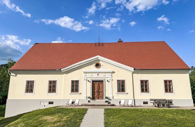 Lovely apartment for 3 people with pool, WIFI, TV and parking