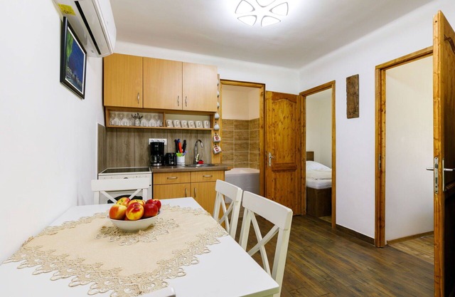 Lovely apartment for 4 guests with WIFI, A/C, TV, terrace, pets allowed and parking