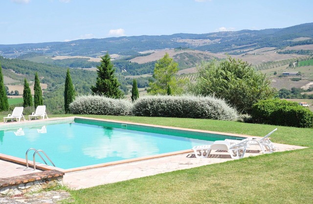 Lovely apartment for 4 people with WIFI, pool, TV, pets allowed, panoramic view and parking