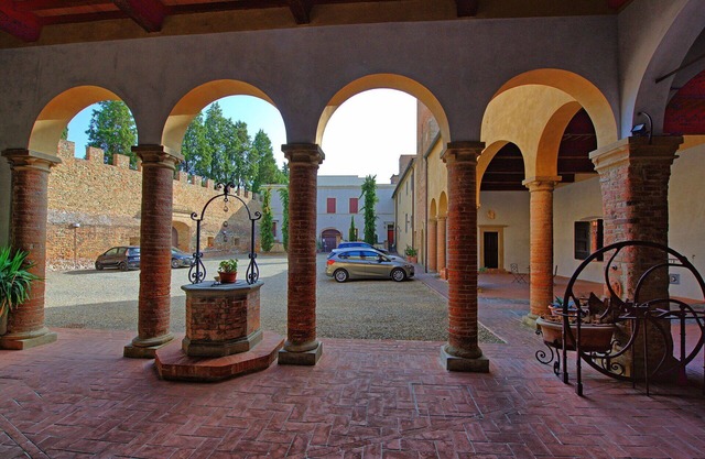 Lovely apartment for 4 people with WIFI, A/C, TV, panoramic view and parking, close to San Gimig.