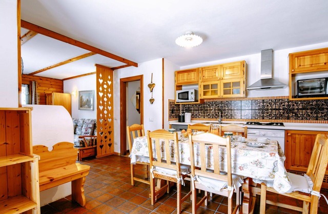 Lovely apartment for 6 guests with TV, pets allowed and parking