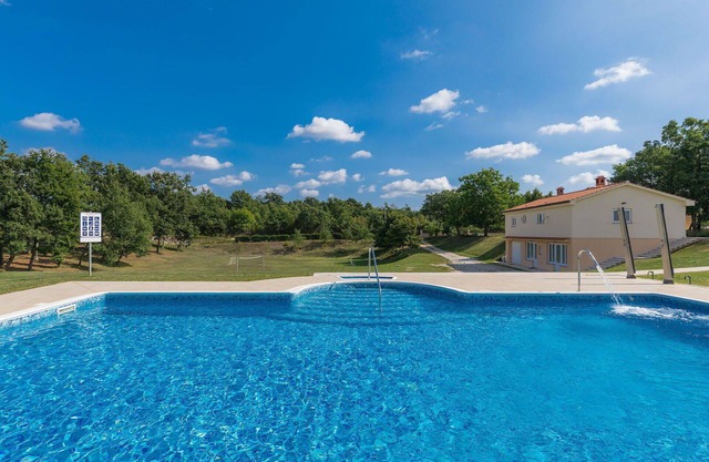 Lovely apartment for 8 people with WIFI, pool, A/C, TV, terrace and parking