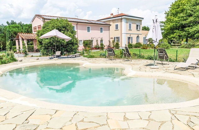 Lovely apartment for 4 people with A/C, WIFI, pool, patio, pets allowed and parking