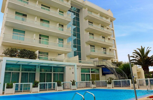 Lovely apartment for 4 guests with A/C, WIFI, pool, TV, patio, pets allowed and parking