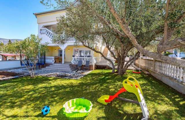 Lovely apartment in Karin Gornji