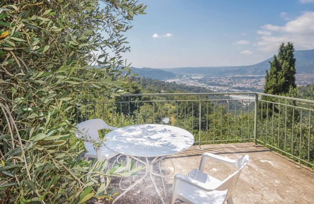 Lovely apartment in Castagniers