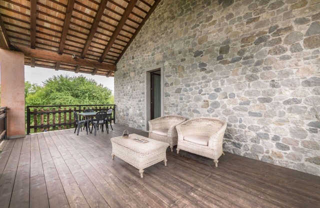 Lovely apartment in villa for 4 people with A/C, pool, WIFI, TV, terrace, pets allowed and parking